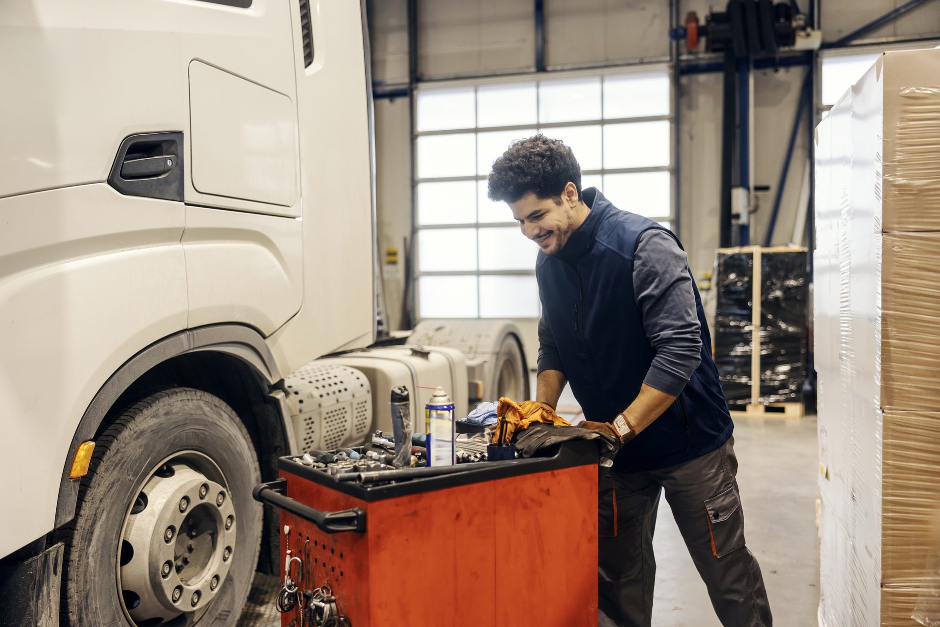 Contrôle des pneumatiques d'un véhicule industriel en atelier