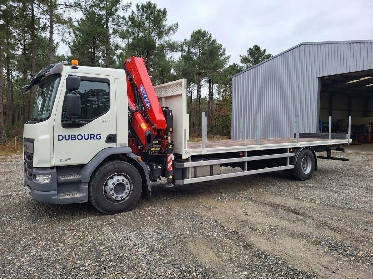 DAF LF porteur grue auxiliaire en profil au dépôt Dubourg