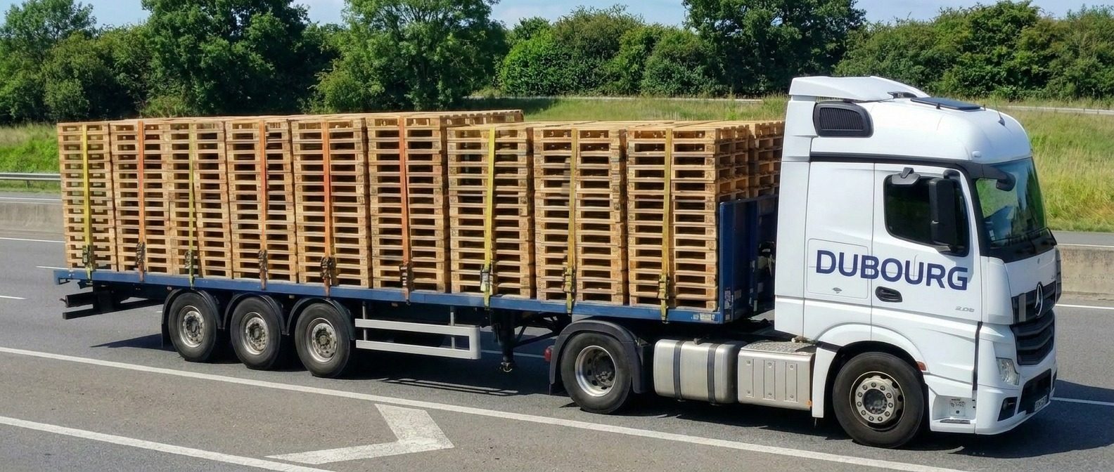 Tracteur Mercedes Transports Dubourg avec semi-remorque chargée de palettes sur autoroute française